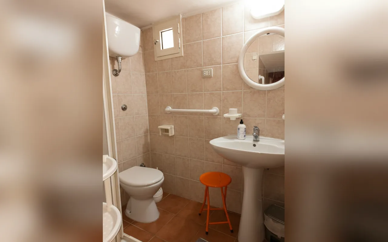 Camera con bagno privato — Casale Santa Maria di Pulsano, Manfredonia (Puglia) (foto 24)